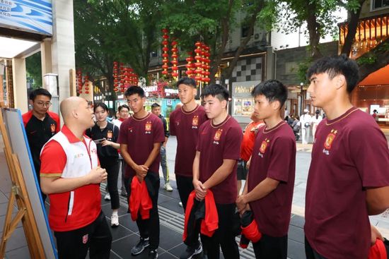 上半场，阿瑙托维奇连续错失机会，比塞克射中门框后用一记回头望月完成破门。